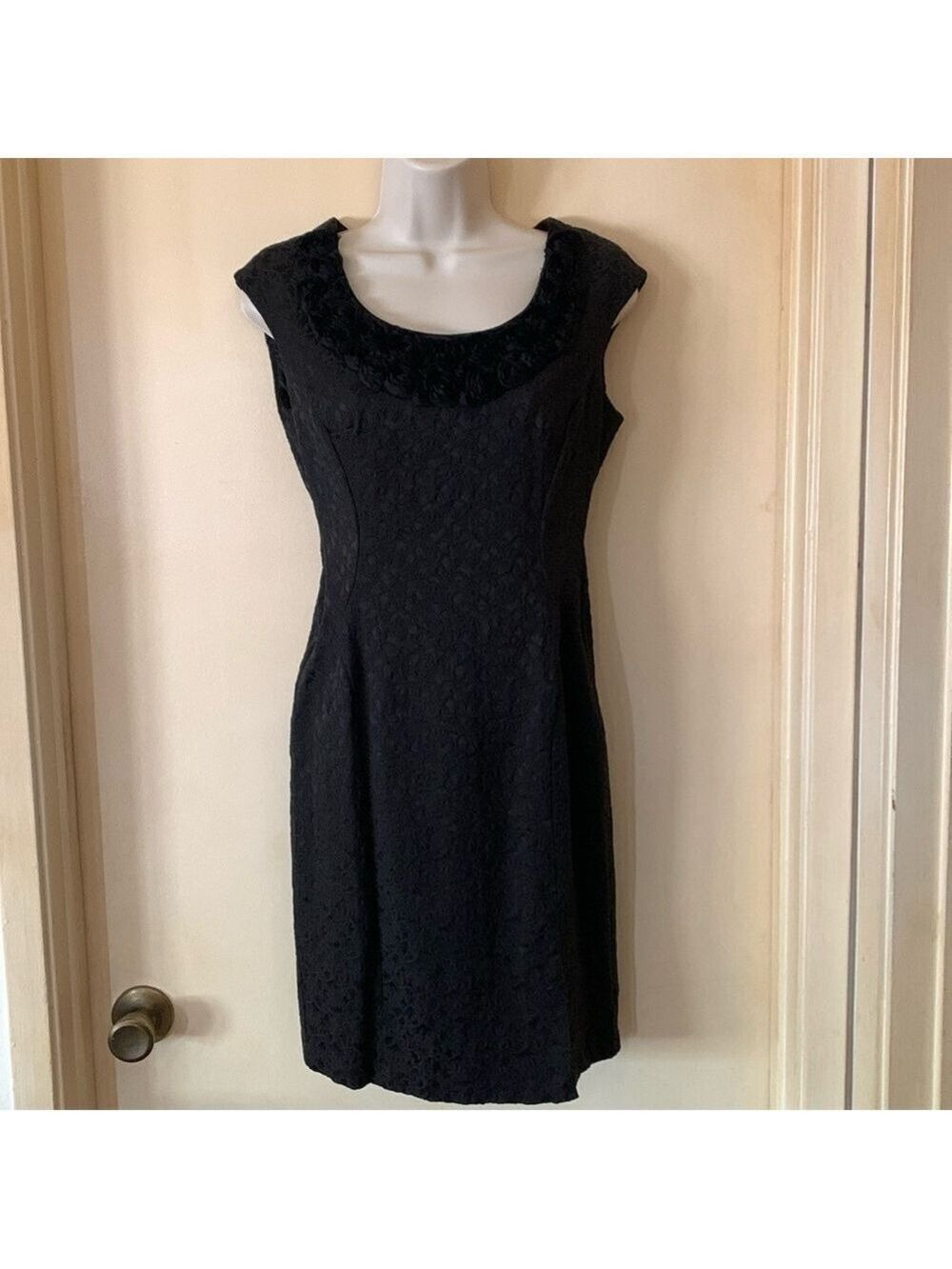 London Times black jacquard sheath dress with rosette collar size 2P
